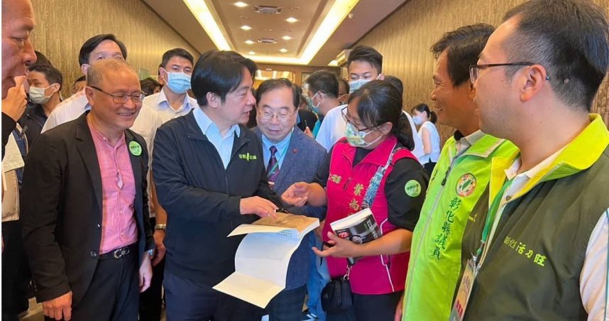 全國建築師公會現任理事長劉國隆（左1） 圖片來源/劉國隆臉書