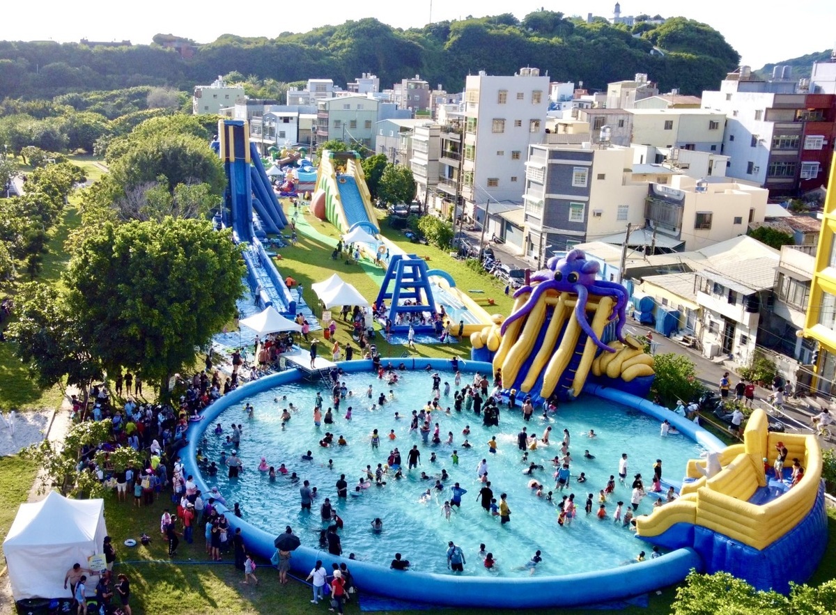 今年旗津風箏節將增加免費玩到飽的大型氣墊水樂園， 圖：高雄市觀光局/提供