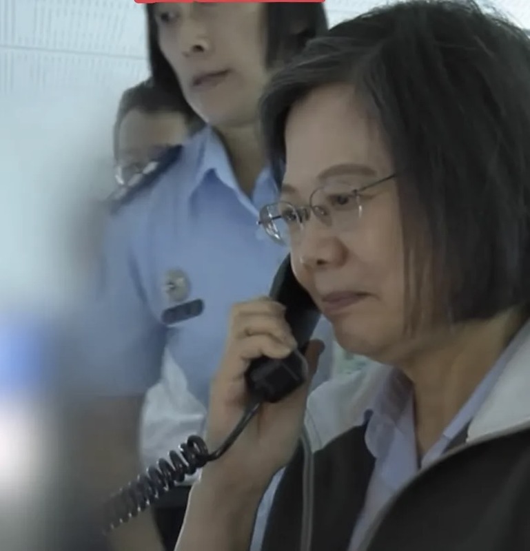 蔡英文與我國空軍飛行員通話疑似被解放軍打斷，場面一度尷尬，一旁的戰管單位主官急忙上前關閉頻道。 圖：翻攝自騰訊網