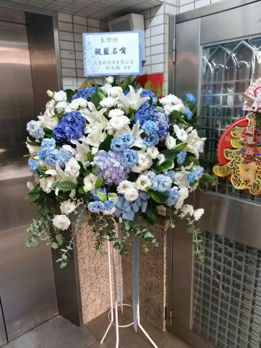 劉宇送上「親藍名嘴」開酸朱學恒，名副其實。 圖：翻攝自劉宇（四叉貓）臉書