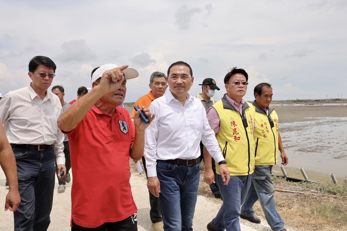 侯友宜到台南七股關心農漁民。 圖：侯友宜辦公室/提供