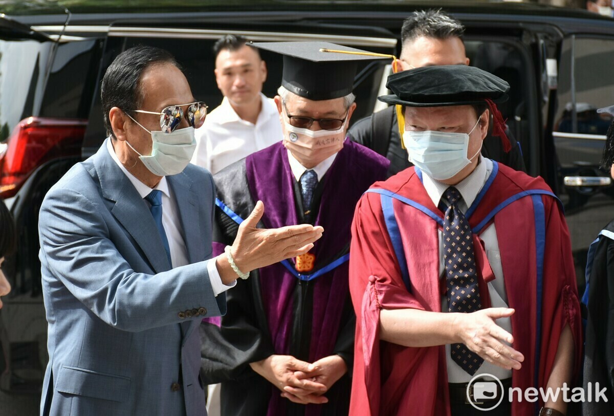 郭台銘(左)受到高師大現任校長吳連賞(中)及下任校長王政彥(右)迎接。 圖：孫家銘/攝