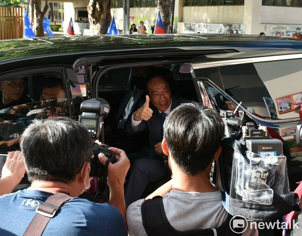 郭台銘坐車離開時比出大拇指。 圖：孫家銘/攝