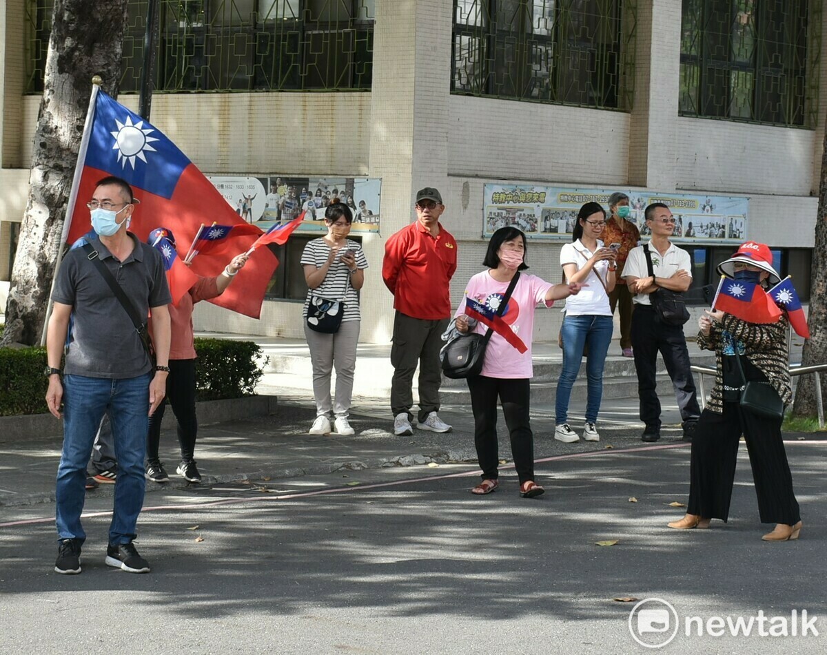 少數郭粉在畢業典禮禮堂外為郭董加油。 圖：孫家銘/攝
