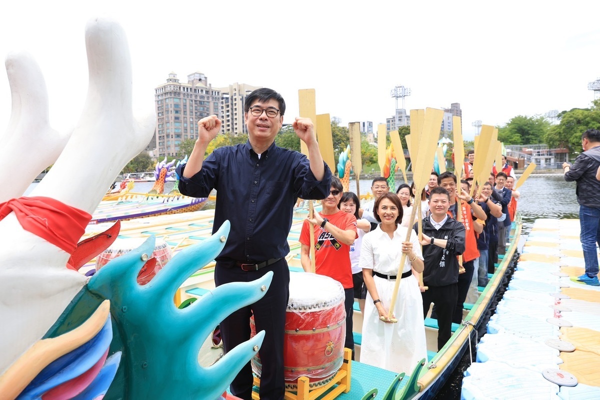 陳其邁(左一)為高雄隊加油打氣。 圖：高雄市政府/提供