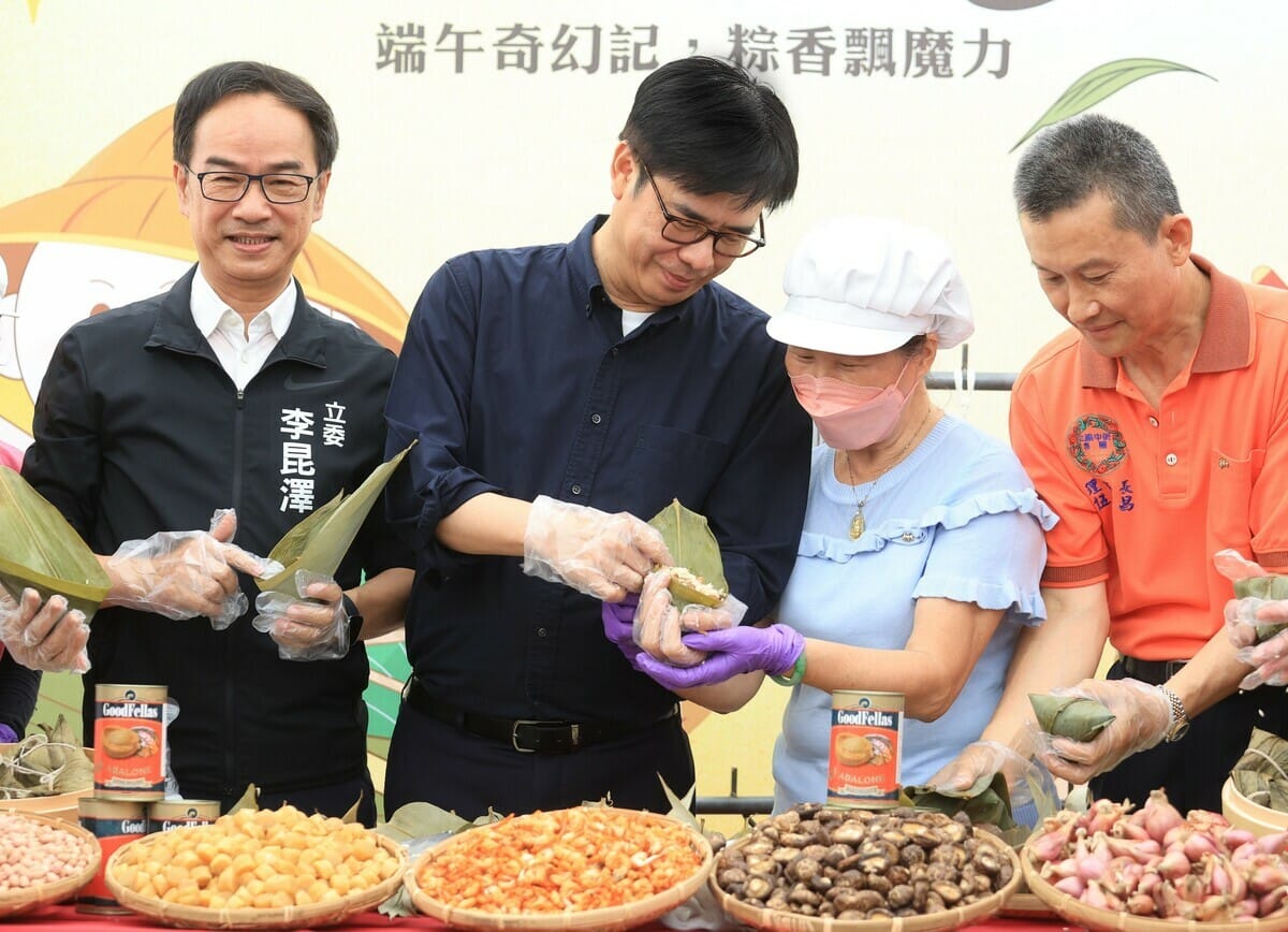 陳其邁(左二)出席三鳳中街包粽活動。 圖：高雄市政府/提供