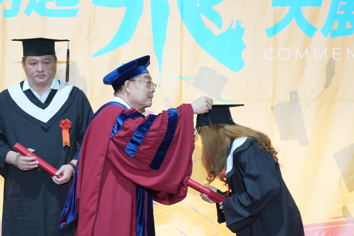 黎明技術學院校長林明芳替畢業生撥穗。 圖：黎明技術學院提供