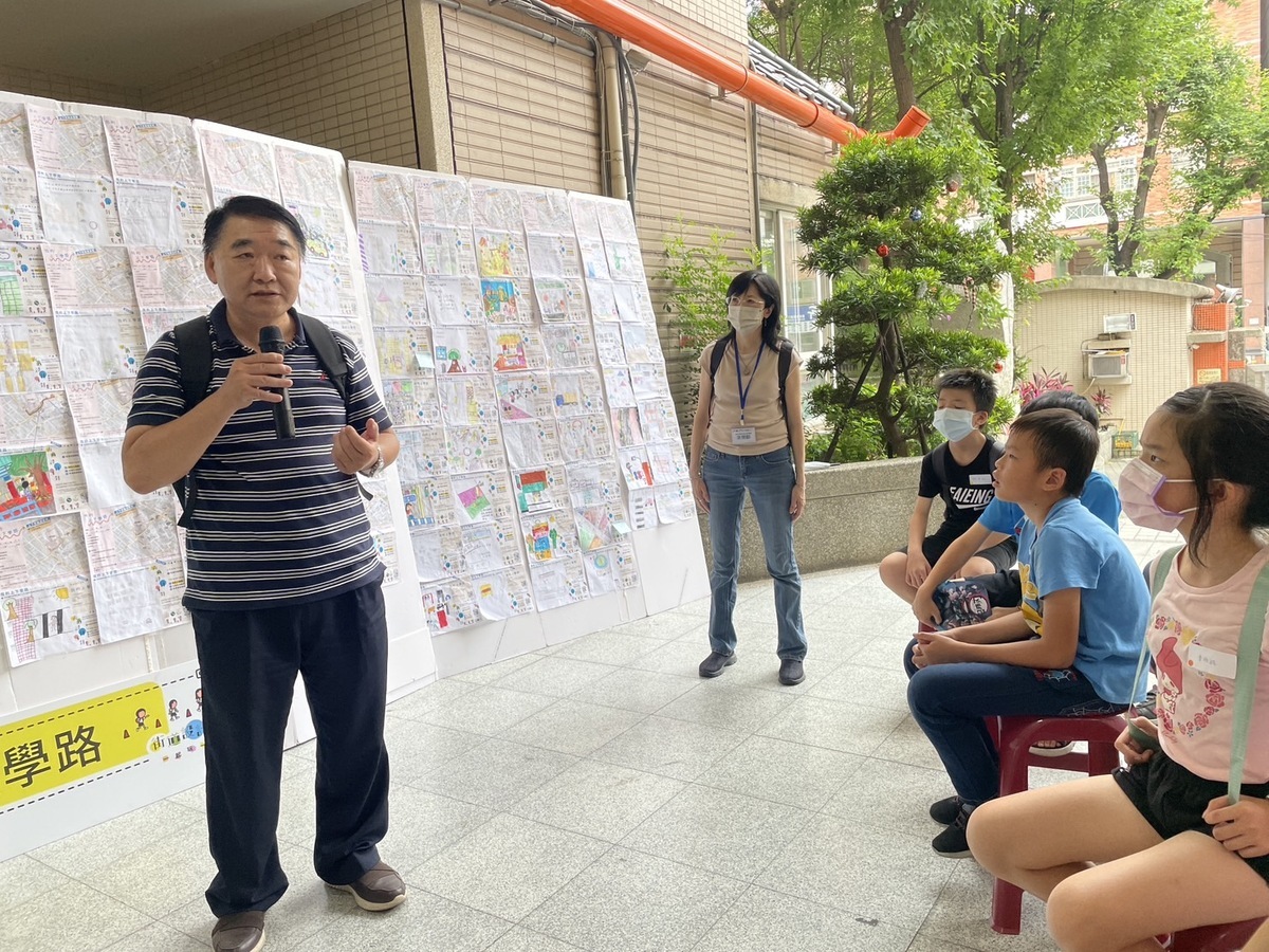 新北市政府今(10)日在蘆洲國小周邊辦理「街道設計派對：一起玩、一起走！」工作坊，工務局馮兆麟副局長感謝學校師生、相關團體及民意代表一同參與工作坊，並表示未來市府也將持續為人行道改善盡一份心力。 圖：新北市工務局提供