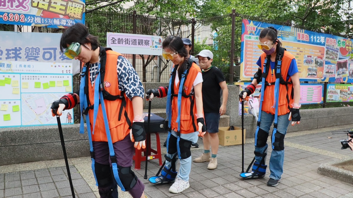 「全齡街道觀察」是運用「老人彭祖體驗包」，讓現場民眾模擬年長者不同視角行走體驗，再由參與者從體驗的過程中，延伸討論友善街道的實質內容該如何回應行人的多元需求。 圖：新北市工務局提供