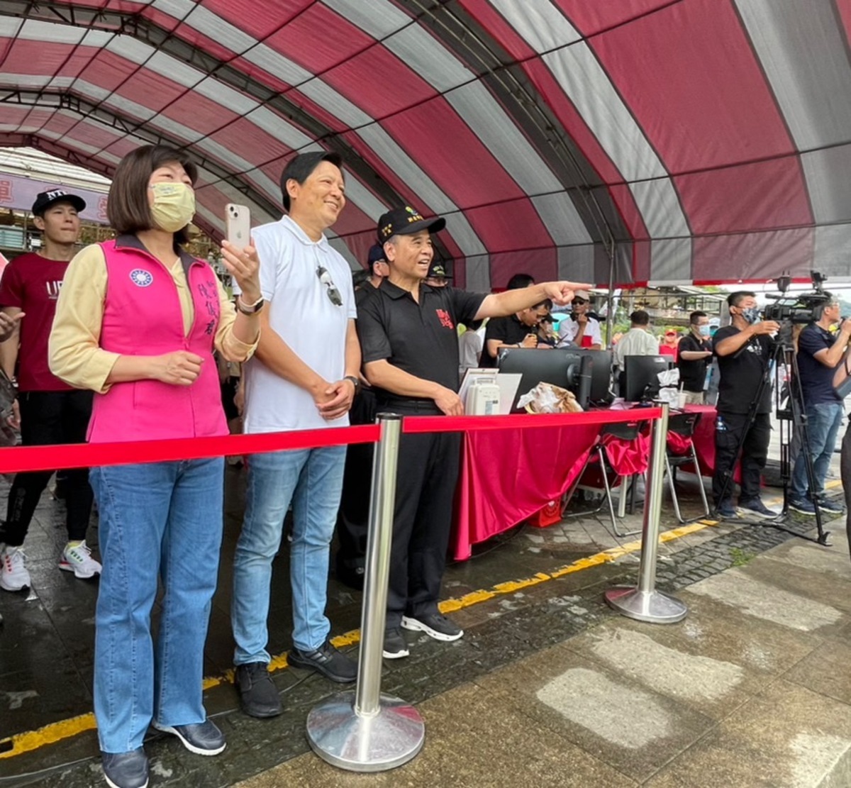 現場除實地運用無人機、無人船及遙控救生圈等科技設備進行水上救援演練外，新北市副市長朱惕之也特別親自到場感謝民間救難團體的付出。 圖：新北市消防局提供