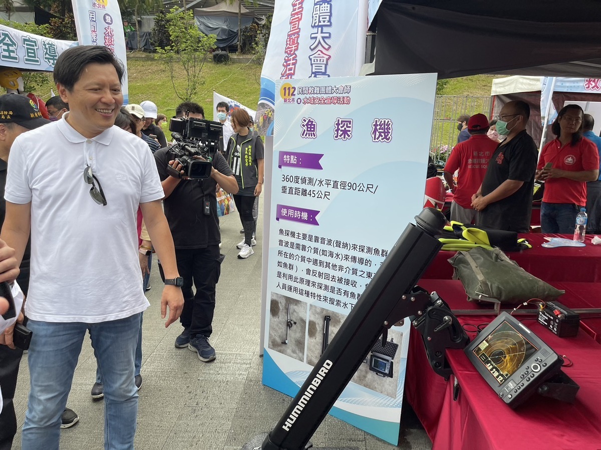 新北市境內水域遊憩景點眾多，故特別於40處民眾戲水熱點，動員53個民間救難團體、超過1萬5000人次駐點警戒，第一時間提供溺者必要的支援與協助。 圖：新北市消防局提供