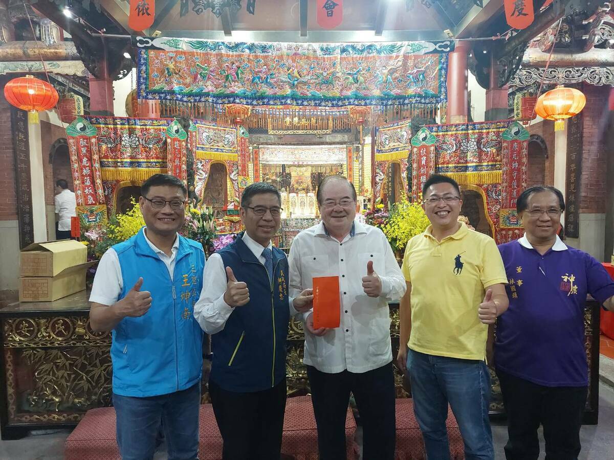 三重區長王坤南(左起)、民政局長柯慶忠、先嗇宮董事長李乾龍、市議員王威元等出席「神農文化祭」開幕慶典。 圖：三重區公所提供