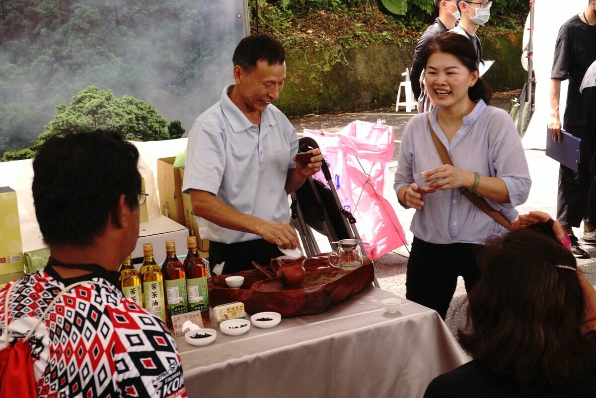 民眾至坪林展售會品好茶、嚐美食。 圖：新北市農業局提供