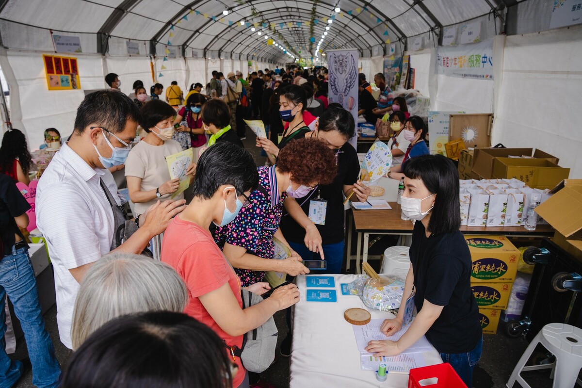 夏水春茶市集人潮滿滿。 圖：新北市農業局提供