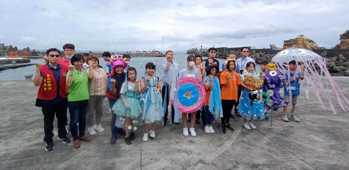 萬里區國中小六校海廢創意藝術走秀大合照。 圖：新北市教育局提供