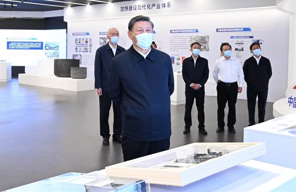 中國國家主席習近平在呼和浩特中環產業園考察。 圖片來源/新華社