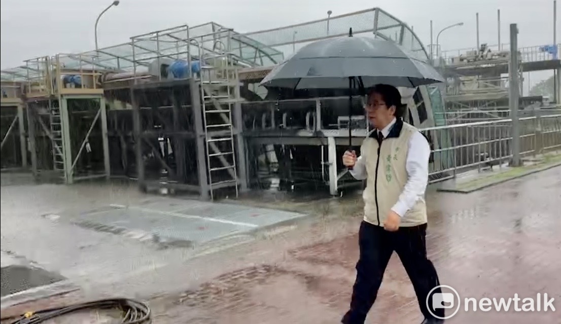 台南地區今（11）日上午出現短時強降雨，台南市長黃偉哲稍早突襲視察喜樹抽水站，瞭解水利局目前防汛整備情形。 圖：台南市政府提供