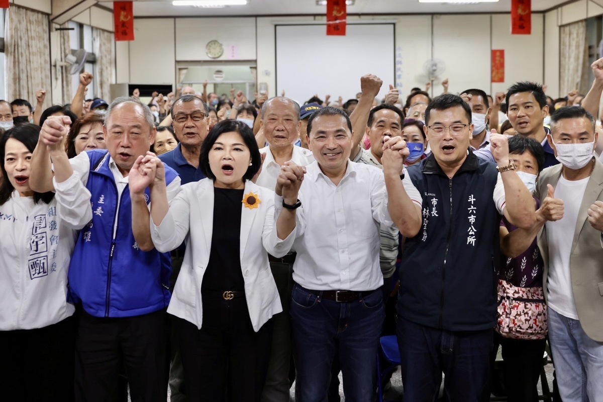 國民黨總統參選人、新北市長侯友宜今（11日）前往雲林縣跑選務行程，與雲林縣長張麗善同台。 圖：侯友宜競辦提供