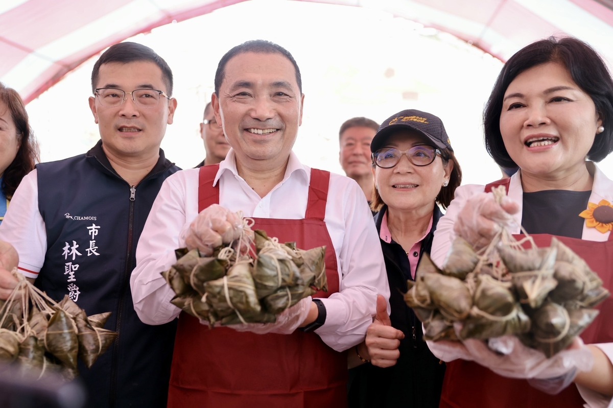 國民黨總統參選人、新北市長侯友宜今（11日）前往雲林縣跑選務行程，與雲林縣長張麗善同台。 圖：侯友宜競辦提供