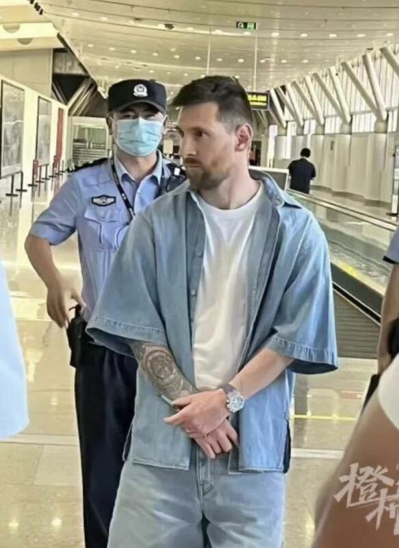 率領阿根廷在世足賽封王的足球明星梅西（Messi）10日飛抵中國時，因簽證問題受困北京機場６小時。 圖：翻攝自新浪