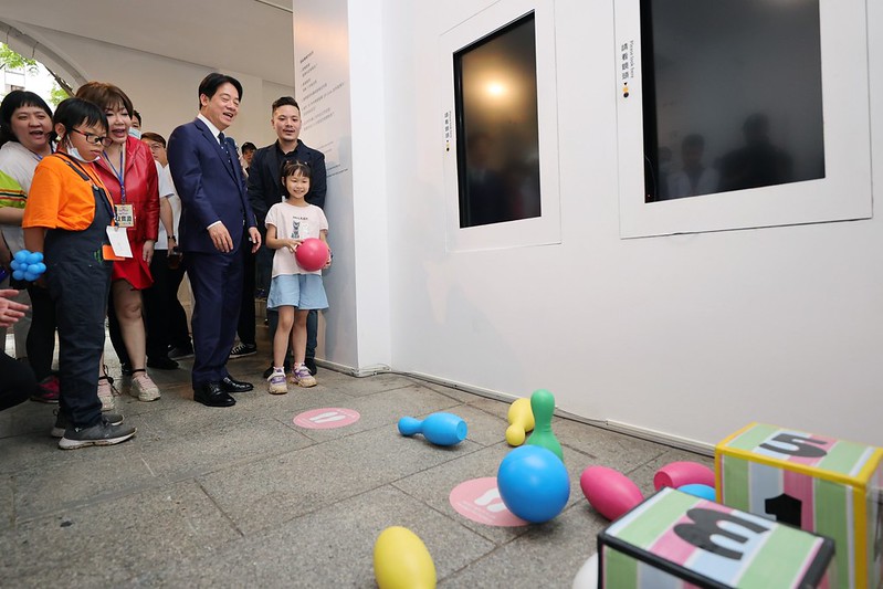 民進黨總統參選人暨副總統賴清德今（11）天下午跟孩童一起體驗「身障保齡球」時，包含藍、白等球瓶都被擊倒，賴不禁指著屹立不搖的綠色球瓶笑了出來，有趣的巧合也逗樂了在場眾人。 圖：總統府提供