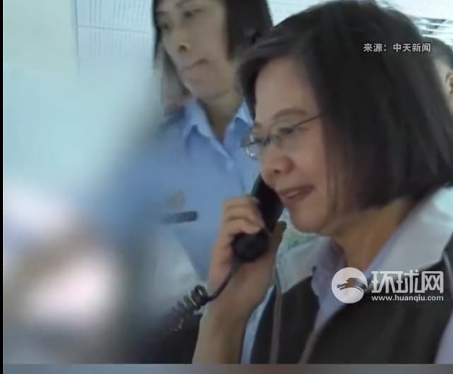 總統蔡英文日前向國家飛行員通話慰勞，沒想到卻遭中國空軍喊話打斷，頓時臉上浮現尷尬笑容。對此空軍司令部解釋，當時總統與共軍間通話系統不同，並未受到影響。 圖：擷取自推特@TongMediaHK