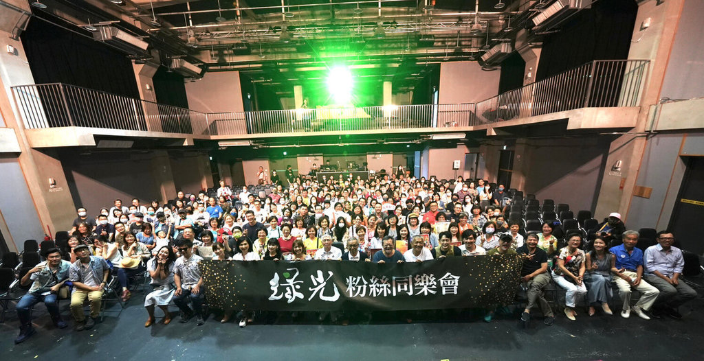 綠光劇團11日在台中Legacy舉行粉絲同樂會，超過500名粉絲齊聚一堂，不只聽音樂，也與劇團演員們互動。圖為現場與會人員大合影。 圖：綠光劇團提供