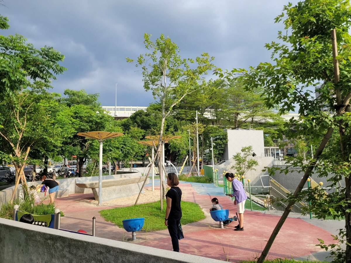 音樂公園的特色共融遊戲場是孩子們放電的好去處。 圖：新北市景觀處提供