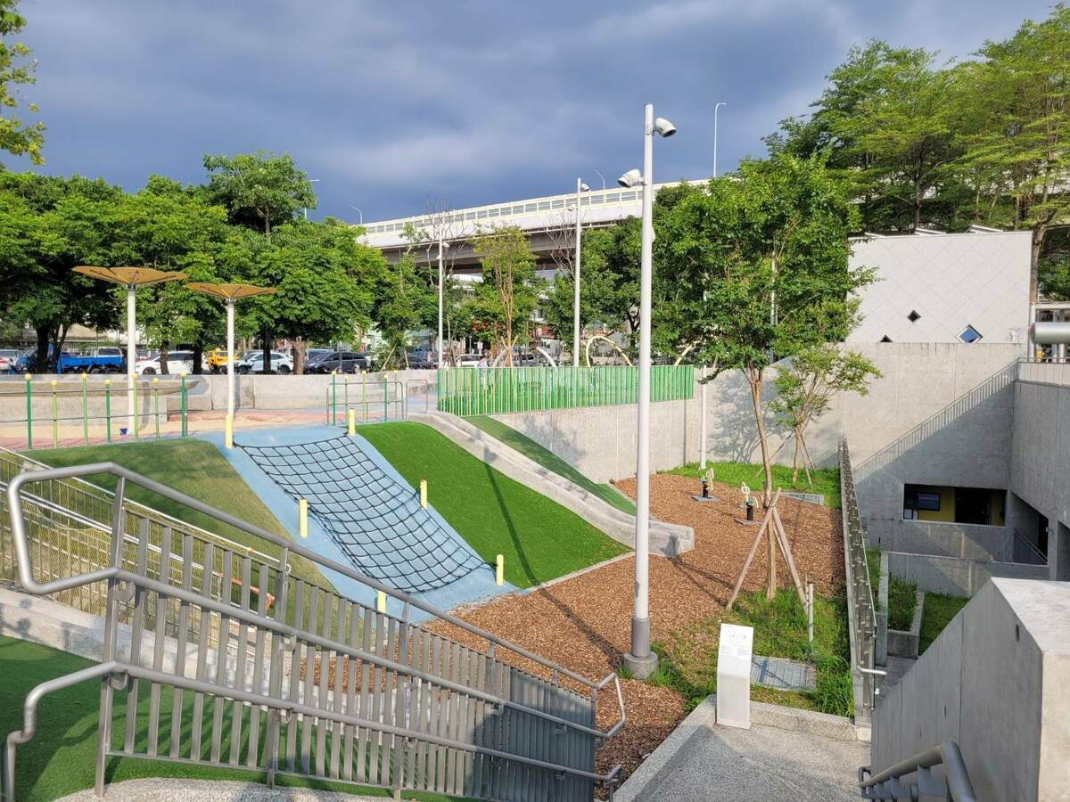 板橋音樂公園下沉式廣場區域配置遊戲場。 圖：新北市景觀處提供