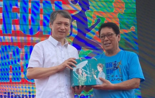 勞工局長陳瑞嘉與菲辦駐台代表Silvestre H. Bello III合影。 圖：新北市勞工局提供