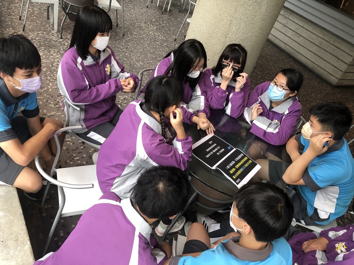 土城國中學生準備文稿和訪綱。 圖：新北市教育局提供