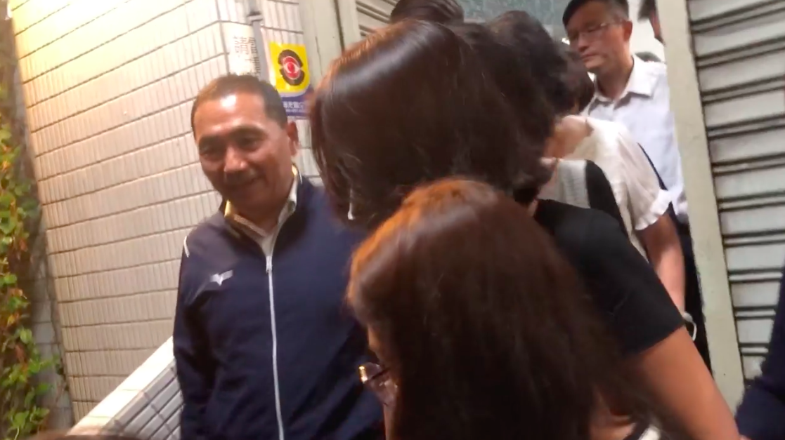 幼兒園餵藥案持續延燒，新北市長侯友宜二度與受害家長見面，離開時不發一語。 圖：翻攝自民進黨市議員陳乃瑜臉書