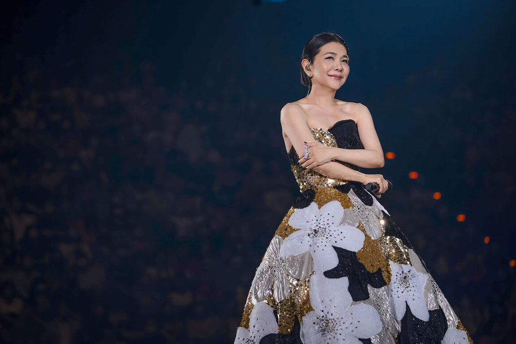 歌壇「東方不敗」張清芳11日晚間繼續在台北小巨蛋舉辦TimeLESS演唱會，為全場逾萬名粉絲獻唱20多首經典歌曲。 圖：上引娛樂提供