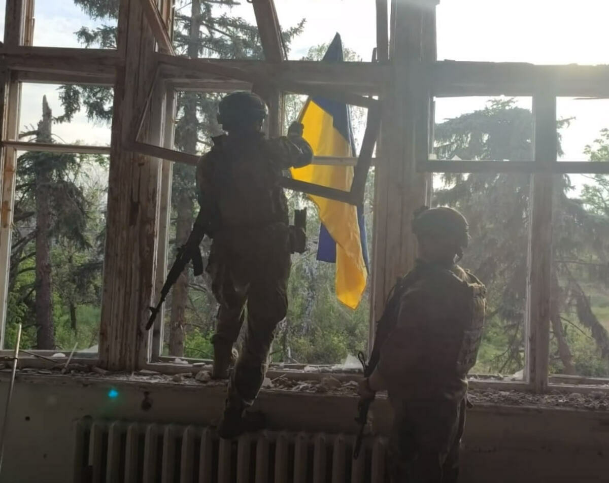 烏克蘭第68獵兵旅發布的影片中可見，士兵們在頓內茨克州一棟遭到轟炸過的建築升起國旗。 圖：翻攝68brigade臉書