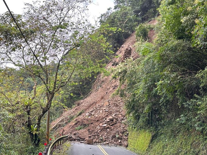 太平山國家森林遊樂區內道路「宜專一線」里程1.5k處（售票站前1.5公里）發生上邊坡土石坍方。經搶修後，林管處宣布明日重新開園。 圖：林務局羅東林區管理處／提供