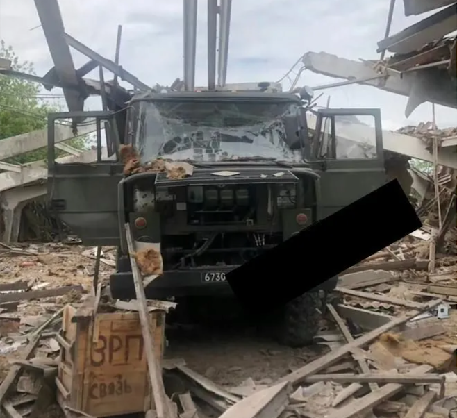 圖片中俄軍 S400 防空導彈系統的指揮車遭到襲擊，整輛車上佈滿了彈痕已經報廢。 圖：翻攝自陸網