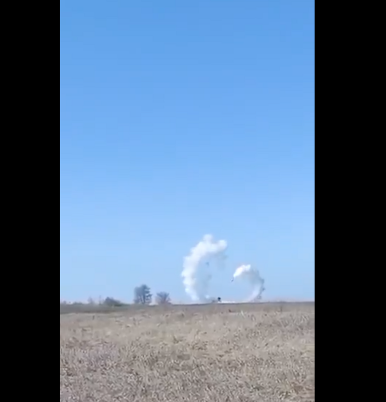 影片中可見，一枚俄軍道爾（Tor）防空導彈疑似發生故障，突然飛起，旋轉一周後摧毀了自己的發射車。 圖：翻攝自推特帳號@JohnZhangSV