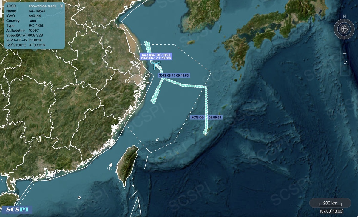 「南海戰略態勢感知計劃平台」12日指美軍RC-135U「戰鬥派遣」電子偵察機，在距中國大陸領土基線約30海浬的東海上空密集作業。 圖：翻攝@SCS_PI推特