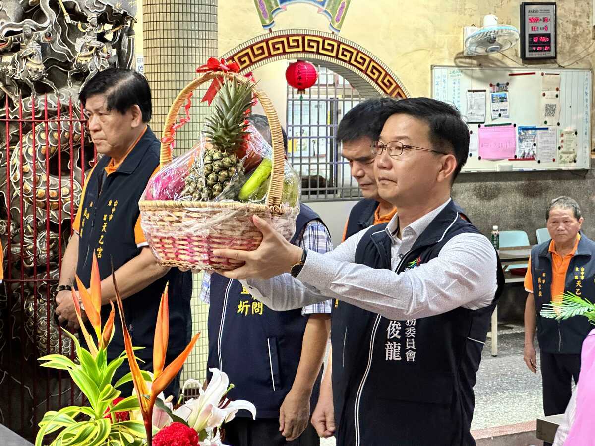 江俊龍主委代表盧市長向五穀爺獻禮。 台中市政府/提供