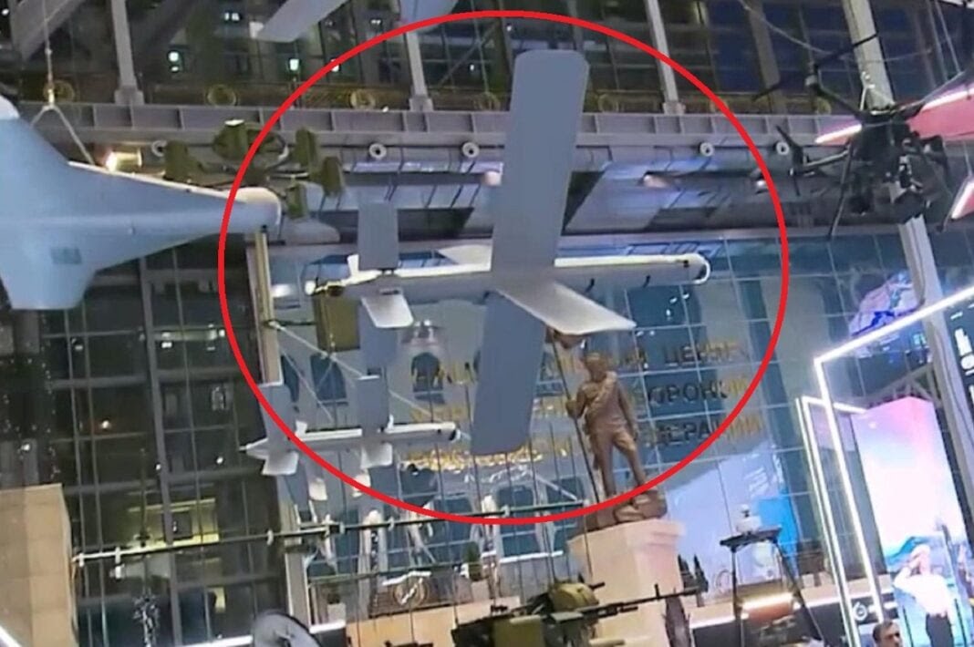 在欠缺制空權下，烏軍的裝甲車很容易成為俄無人機的目標。（圖為俄製「柳葉刀」自殺式無人機） 圖：翻攝自推特用戶「 Carlyle Gordon」