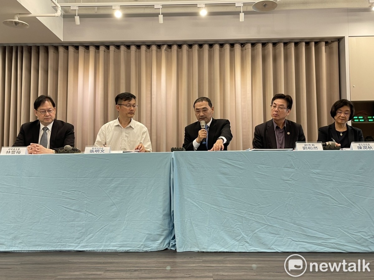 侯友宜親上火線說明板橋私立幼兒園餵藥案調查進度。 圖：林昀真/攝