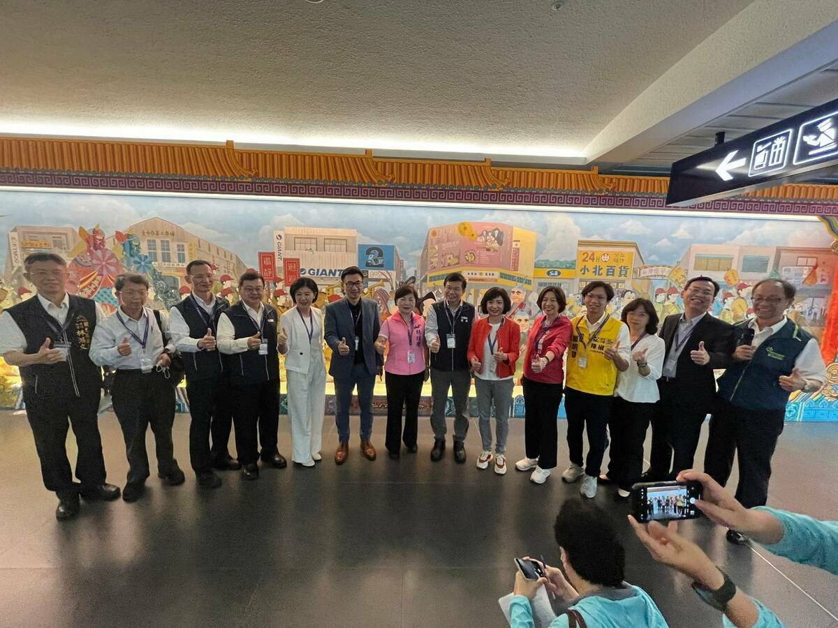 立法院交通委員會於今日一早到台中視察交通建設，而疫情前台中機場運量為282萬人次，受疫情影響，航線從原先的14條僅剩下3條。不過目前國門已解封半年多，外界關心何時能夠恢復航線。 圖：交通部／提供