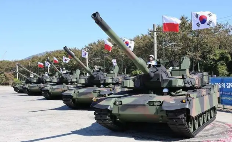 波蘭、立陶宛、拉脫維亞和艾莎尼亞等國家的軍隊已組成四國聯盟，隨時可以投入烏克蘭戰場，幫助烏軍作戰。圖為波蘭從韓國訂購的 K-2 主戰坦克。 圖：翻攝自空天力量