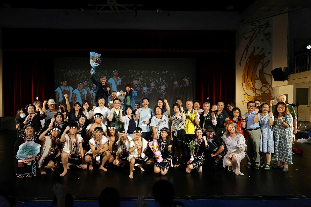 金山高中日前舉辦第21屆原住民族藝能班畢業展演《姊，不要Now惹！》大合照。 圖：新北市教育局提供