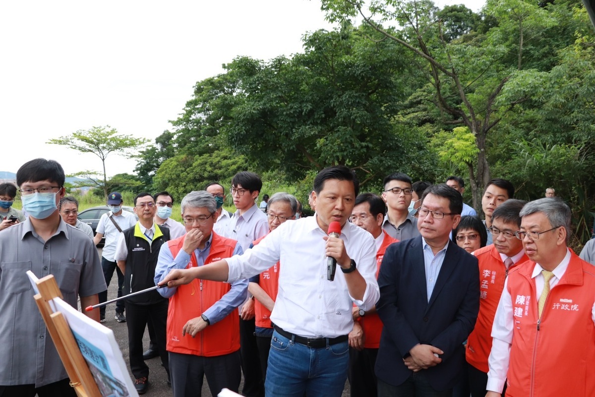 新北市副市長朱惕之（第一排左2）向各位補充說明「白匏湖運動休閒生態園區暨社會住宅興建計畫」，整體工程預計113年辦理工程設計、114年完成工程發包，以116年底前完工為目標。 圖：新北市工務局提供