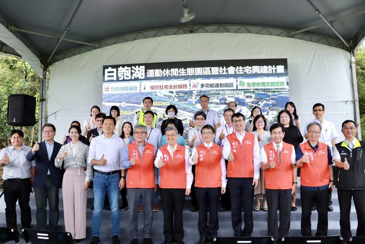 新北市政府與中央攜手打造白匏湖生態園區，營造汐止生態休閒居住好環境，新北市副市長朱惕之（左4）率領市府團隊與行政院長陳建仁（中）等人共同合影留念，預祝工程圓滿順利。 圖：新北市工務局提供