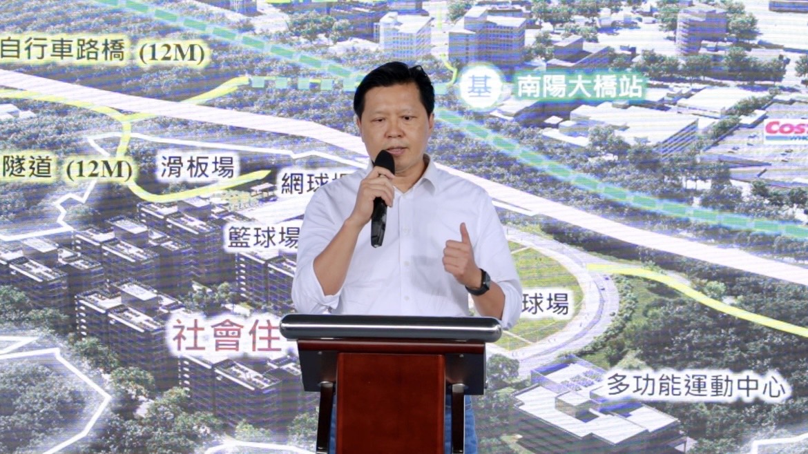 新北市副市長朱惕之今（12）日代表市府與行政院長陳建仁在白匏湖宣布，共同攜手推動「白匏湖運動休閒生態園區暨社會住宅興建計畫」，朱惕之代表新北市長侯友宜感謝行政院及中央各部會的支持和協助。 圖：新北市工務局提供