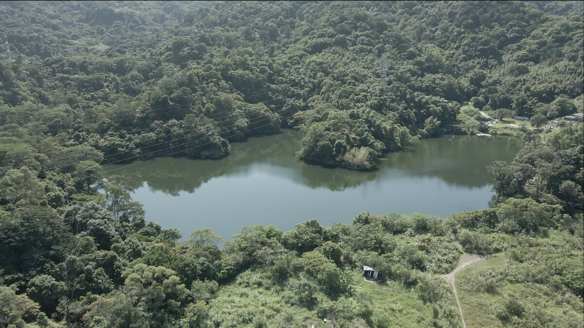 佔地約9.9公頃的白匏湖生態園區，位於汐止國道3號南側，鄰近汐止與南港都會核心區，未來將在園區內以低碳工法打造長約1.5公里自然生態步道，沿途設置生態觀察設施、多處水岸觀景平台及地景式自然探索設施等。 圖：新北市工務局提供