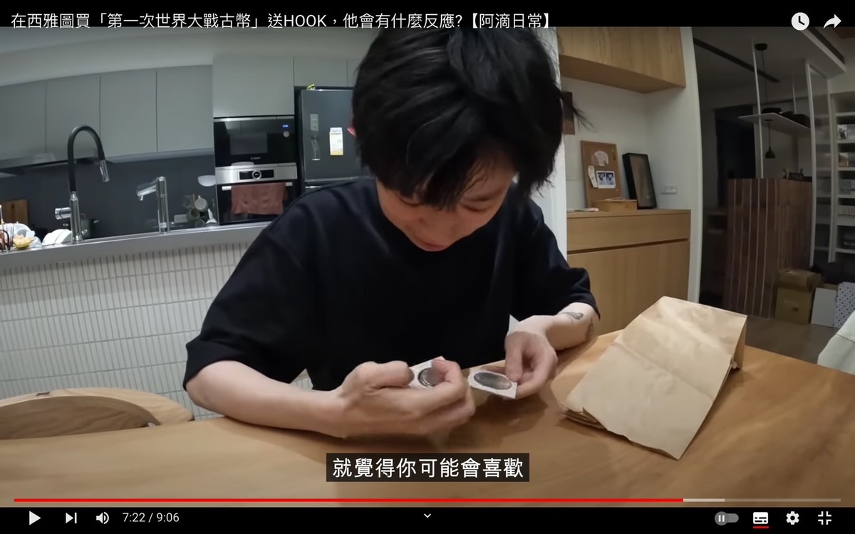 阿滴到西雅圖旅遊，在當地買了古硬幣送HOOK。 圖：翻攝自阿滴日常YT頻道