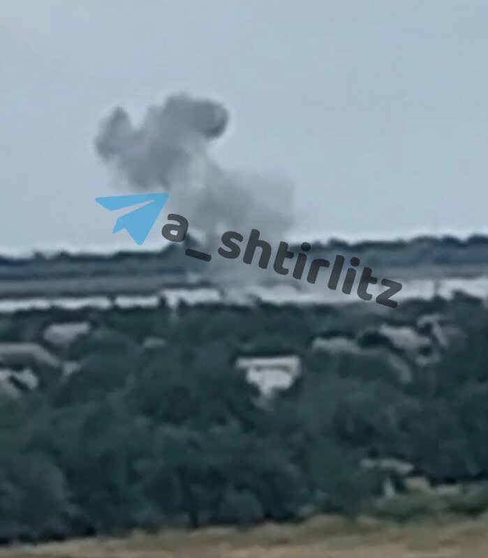 烏軍成功炸毀俄軍佔領地區鐵路橋，切斷俄軍路上補給。 圖片翻攝自推特＠＠a_shtirlitz